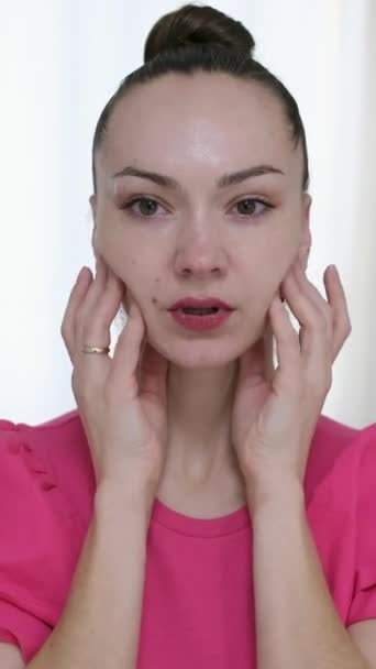 Cosmetólogo Hace Lifting Masaje Facial Procedimiento Cosmético Profesional Salón Belleza — Vídeo de stock