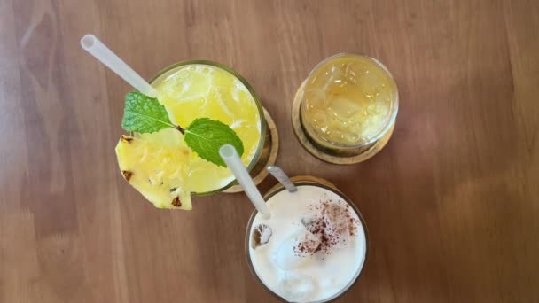 Trei Băuturi Diferite Masă Sucuri Culinare Sănătoase Suc Ananas Cafea — Videoclip de stoc