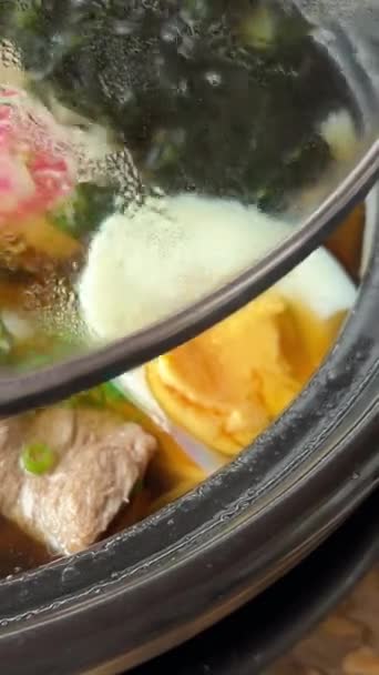 Sopa Fideos Asiáticos Ramen Con Pollo Tofu Verduras Huevo Tazón — Vídeo de stock