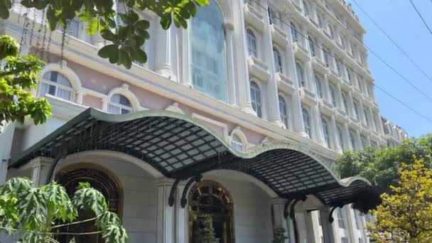 Diseño Inusual Del Edificio Del Hotel Con Balcones Forma Barco — Vídeo de stock