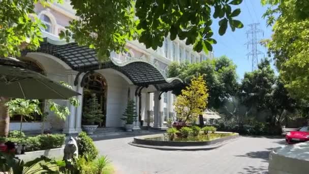 Drahý Luxusní Hotel Bílá Budova Vchod Středu Květiny Krásné Velké — Stock video