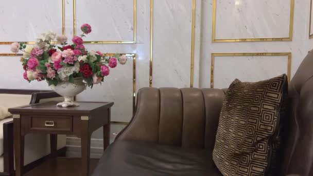 Ακριβό Πολυτελές Ξενοδοχείο Λευκό Κτίριο Είσοδο Στη Μέση Λουλούδια Όμορφη — Αρχείο Βίντεο