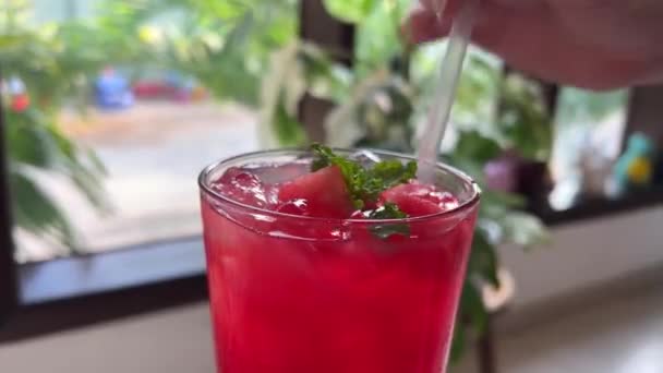 Saftige Wassermelone Wird Mit Violettem Strohwassermelonensaft Wassermelonensaft Und Scheiben Durchbohrt — Stockvideo