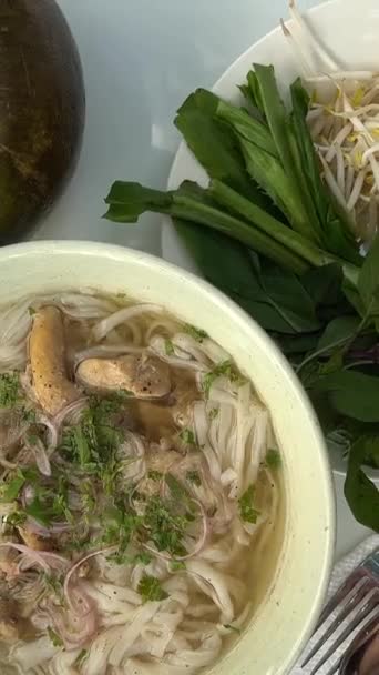 Traditionell Vietnamesisk Pho Soppa Med Grönt Och Kyckling Grodda Bönor — Stockvideo