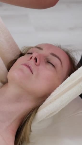 Güzellik Kaplıca Kadın Dinlenmek Için Güzellik Salonunda Yüz Masajı Yaptırıyor — Stok video