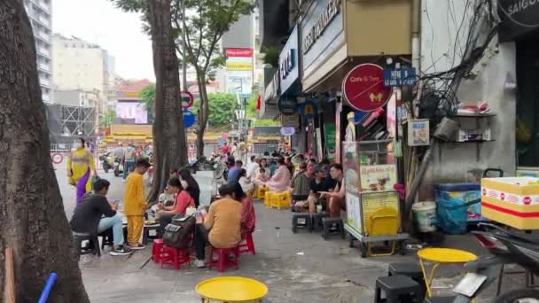 Ünnepség Vietnamban Egy Nagyvárosban Család Emberek Sétálnak Végig Utcán Elegáns — Stock videók