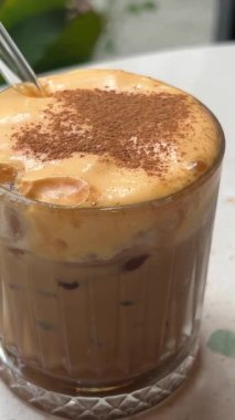 Üst manzara, tahta arka planda bir fincan Giang yumurtası kahvesi. Vietnam, Ha Noi 'de Vietnam kahvesi. Yumurtalar kahveyle, sıcak içecekle ya da Vietnam usulü yumurta kahvesiyle yenir.. 