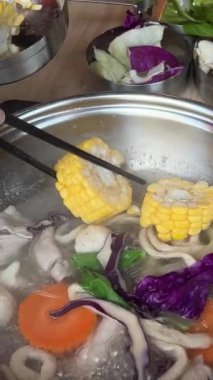 Ramen çorbası Vietnam çorbası sebzeli miso çorbası, et ve sebze karışımı bir restoranda çorba fırında vermicelli pirinç eriştesi pişirir. Geleneksel Japon soya sosu..