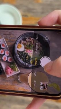 Asya erişte çorbası, tavuklu ramen, tofu, sebze ve siyah kasede yumurta. Geçmişi sil. İnternet sosyal ağları için cep telefonuyla fotoğraf çek. Yüksek kalite 4k görüntü