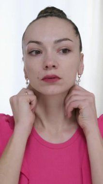 Genç bir kadın vücut losyonu sürüyor ve boyun derisine masaj yapıyor. Güzellik derisi kavramı. Yüksek kalite 4k görüntü