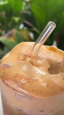 Üst manzara, tahta arka planda bir fincan Giang yumurtası kahvesi. Vietnam, Ha Noi 'de Vietnam kahvesi. Yumurtalar kahveyle, sıcak içecekle ya da Vietnam usulü yumurta kahvesiyle yenir.. 