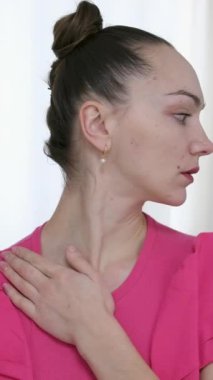 Jimnastik yapan kadın yüzüne masaj yapıyor yüz soğutucu buz küresi. Slim Chin ve Neck 'te parmak izi var. Yüz masajı ve estetik cerrahi. Yüksek kalite