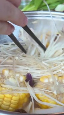 Enoki mantarları ve çeşitli deniz ürünleri hazırlıkları kızartılıyor. Yüksek kalite 4k görüntü