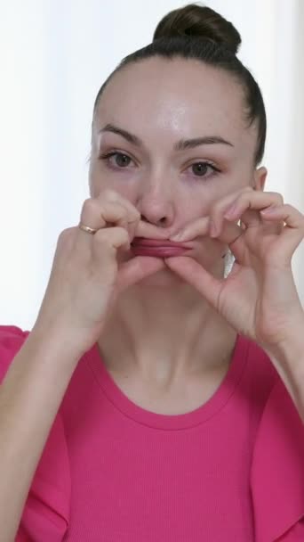 Гімнастика Жінка Масажує Обличчя Охолоджуючими Лицьовими Роликами Крижані Кулі Модель — стокове відео
