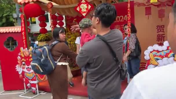 Feiring Vietnam Stor Familiens Folk Går Ned Gaten Elegante Kostymer – stockvideo