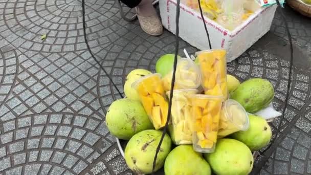 水果沙拉和果汁 用杯子盛放异国水果 新鲜的亚洲街头食品商贩去购买用塑料袋切成正方形的芒果 供游客食用 特别是新鲜水果 — 图库视频影像