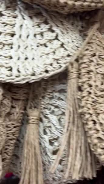 スーパーマーケットで販売するハンドメイドウィッカーバスケット 織りの伝統について 環境に優しい天然製品 高品質の4K映像 — ストック動画