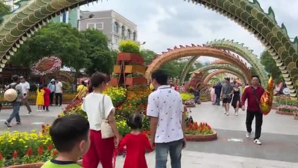 Празднование Вьетнаме Большом Городе Семейные Люди Идущие Улице Элегантных Костюмах — стоковое видео