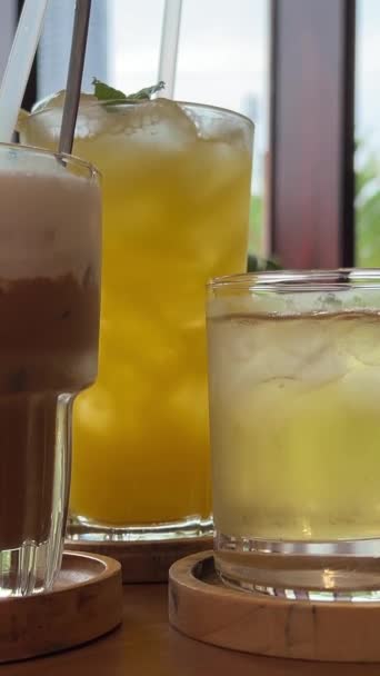 Τρία Διαφορετικά Ποτά Στο Τραπέζι Χυμοί Υγιεινής Διατροφής Χυμός Ανανά — Αρχείο Βίντεο