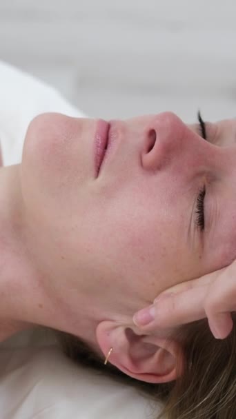 Pijat Sinus Seorang Wanita Membuat Pijat Sinus Medis Oleh Hidungnya — Stok Video