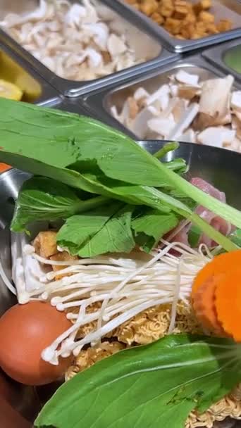 Dokonywanie Tradycyjnych Wietnamskiej Zupy Restauracji Wybrać Własne Składniki Dodać Żelaznej — Wideo stockowe