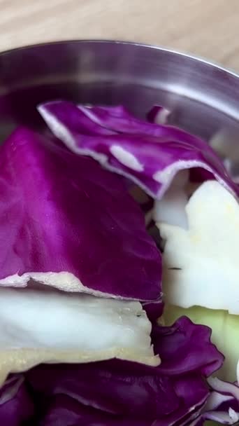 보라색 양배추를 닫습니다 날카로운 다이어트 다이어트 비타민 풍부한 야채와 조각으로 — 비디오