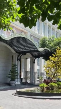 Pahalı lüks otel beyaz bina girişi orta çiçeklerde güzel büyük salon altın sarısı. Yüksek kalite 4k görüntü