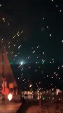 Ateş gösterisi. Bir grup profesyonel sanatçı çeşitli yangın tesislerini icra ediyor. Erkekler ve kızlar, Vietnam 'da ateş korsanları partisinde dans ettiler. Yüksek kalite 4k görüntü