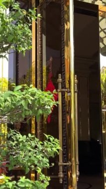 Pahalı lüks otel beyaz bina girişi orta çiçeklerde güzel büyük salon altın sarısı. Yüksek kalite 4k görüntü