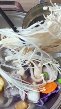 Ramen çorbası Vietnam çorbası sebzeli miso çorbası, et ve sebze karışımı bir restoranda çorba fırında vermicelli pirinç eriştesi pişirir. Geleneksel Japon soya sosu..