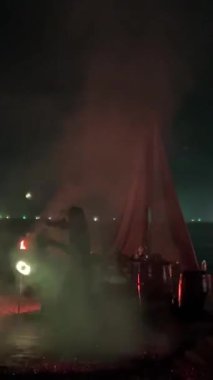 Ateş gösterisi. Bir grup profesyonel sanatçı çeşitli yangın tesislerini icra ediyor. Erkekler ve kızlar, Vietnam 'da ateş korsanları partisinde dans ettiler. Yüksek kalite 4k görüntü