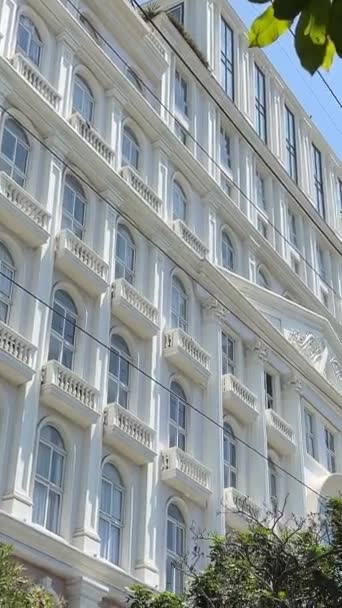 Diseño Inusual Del Edificio Del Hotel Con Balcones Forma Barco — Vídeo de stock