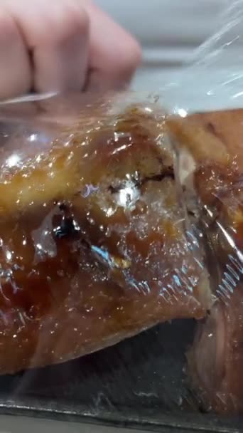 Scompattare Imballaggi Plastica Con Pollo Acquistato Vietnam Supermercato Mangiare Rapidamente — Video Stock