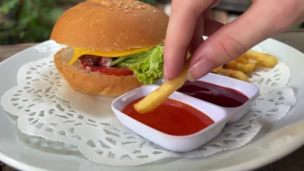 Een Klein Meisje Eet Frietjes Een Fastfood Restaurant Hoge Kwaliteit — Stockvideo