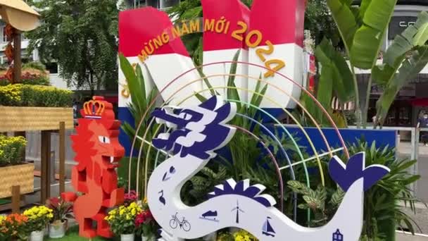 Празднование Вьетнаме Большом Городе Семейные Люди Идущие Улице Элегантных Костюмах — стоковое видео