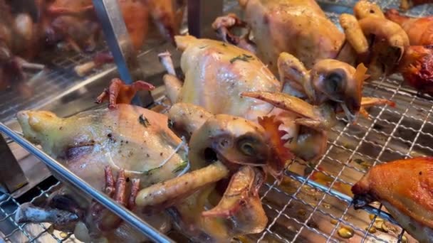 Pouliční Jídlo Vietnamu Kuře Usmaženou Hlavou Pultu Supermarketu Marinovaný Pták — Stock video