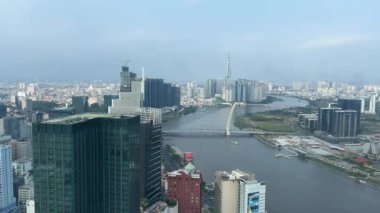 Vietnam 'daki Ho Chi Minh Şehri' nin havadan görüntüsü. Ho Chi Minh şehrinin merkez caddesi Vietnam 'ın yüksek bir kulesinden şehrin üst manzarası 02.10.2024