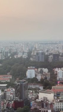 Vietnam 'daki Ho Chi Minh Şehri' nin havadan görüntüsü. Ho Chi Minh şehrinin merkez caddesi yüksek bir kuleden şehrin üst manzarası