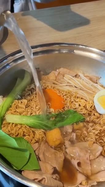 Hacer Sopa Tradicional Vietnamita Restaurante Elegir Sus Propios Ingredientes Añadir — Vídeo de stock