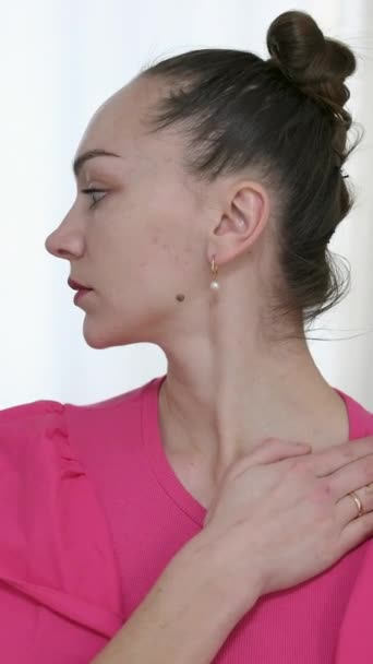 Gymnastique Femme Massant Son Visage Refroidissant Rouleaux Visage Globes Glace — Video