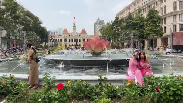 Oslava Vietnamu Velkém Městě Rodinní Lidé Kráčející Ulici Elegantních Kostýmech — Stock video