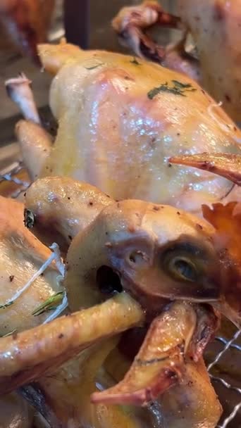 越南的街头食品 在超市里的一个商店柜台上 一只头戴簇头的鸡肉在烤肉上被炸 高质量的4K镜头 — 图库视频影像