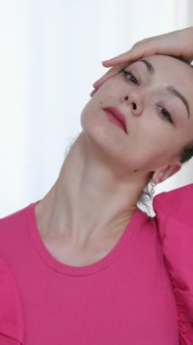 Jimnastik yapan kadın yüzüne masaj yapıyor yüz soğutucu buz küresi. Slim Chin ve Neck 'te parmak izi var. Yüz masajı ve estetik cerrahi. Yüksek kalite