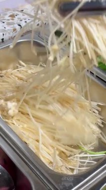 Tayland 'ın orta kesimindeki yerel yüzen markette erişte yapmak çok ünlü bir turistin gelip Kore yemeklerini yemesini sağlıyor. Yemek masası.