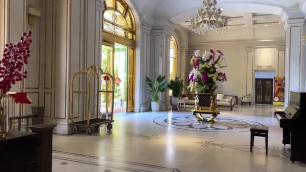 Drahý Luxusní Hotel Bílá Budova Vchod Středu Květiny Krásné Velké — Stock video