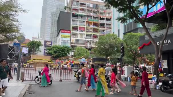 Feier Vietnam Einer Großstadt Familienmenschen Die Eleganten Kostümen Die Straße — Stockvideo