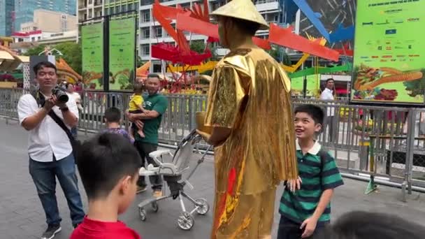 Celebración Vietnam Una Gran Ciudad Familia Caminando Por Calle Trajes — Vídeos de Stock