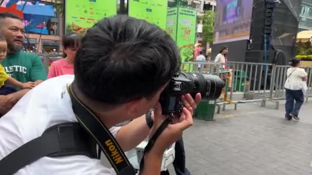 Ünnepség Vietnamban Egy Nagyvárosban Család Emberek Sétálnak Végig Utcán Elegáns — Stock videók