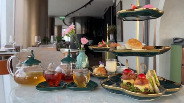 位于胡志明市一座高楼顶上的英式早餐茶 可以俯瞰奢华餐厅的食物展示 为丰富的度假小吃提供昂贵食物的艺术 — 图库视频影像