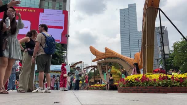 Perayaan Vietnam Kota Besar Keluarga Berjalan Jalan Dengan Kostum Elegan — Stok Video